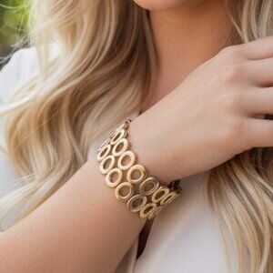 BELLA UNO Gold Hammered Double Oval Stretch Bracelet Tiffany Style Minimalist